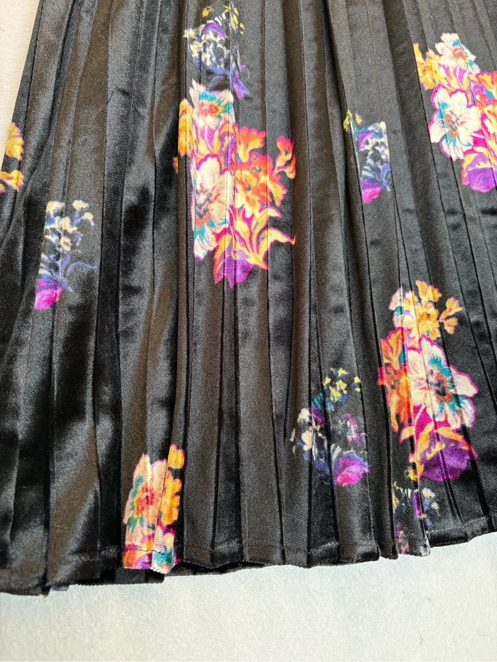 Anthropologie Maeve Black Velvet Floral Pleated Pull On Elastic Midi Skirt sz M